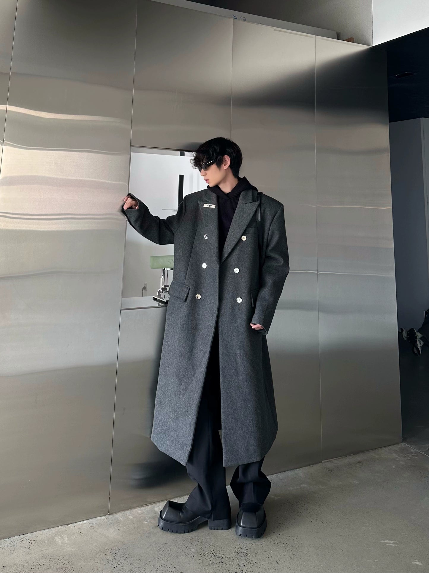 MARTHENAUT'S ORIGINAL NICHE SILHOUETTE WITH PADDED SHOULDERS AND VERSATILE PADDED WARM WOOL COAT OVER-THE-KNEE TRENCH COAT